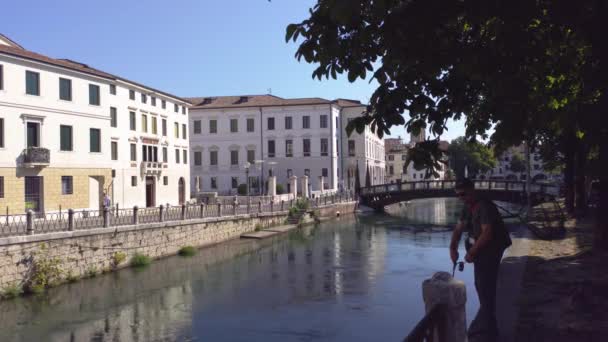 Fisherman on the Sile river in Treviso — Stock Video