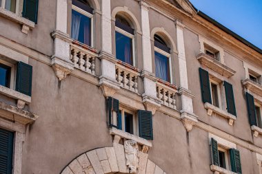 İtalya, Verona 'daki Piazza dei Signori' deki bir binanın mimari ayrıntıları.