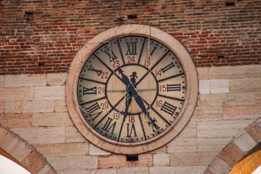 Portoni della Sütyen, İtalya 'nın Verona kentindeki sutyen meydanında antik ve ortaçağ kapısı.