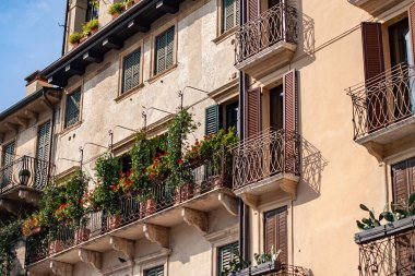 İtalya, Verona 'daki Piazza delle Erbe' deki bir binanın mimari detayları