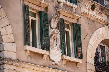 İtalya, Verona 'daki Piazza dei Signori' deki bir binanın mimari ayrıntıları.