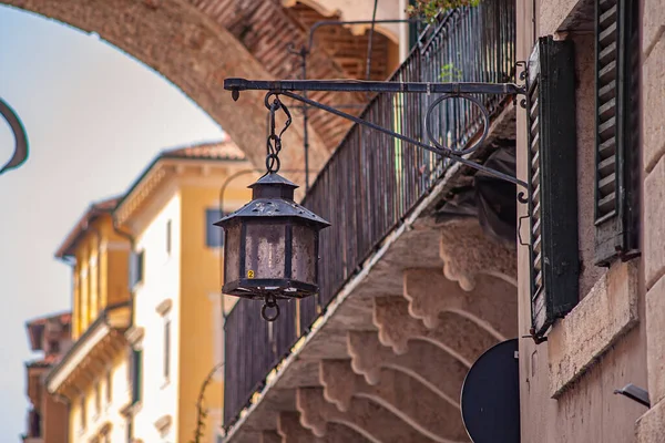 Starověké Lucerny Středověkých Budovách Veroně Itálii — Stock fotografie