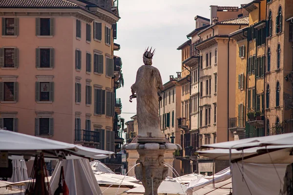 Madonna Standbeeld Verona Erbe Plein Piazza Delle Erbe Het Italiaans — Stockfoto