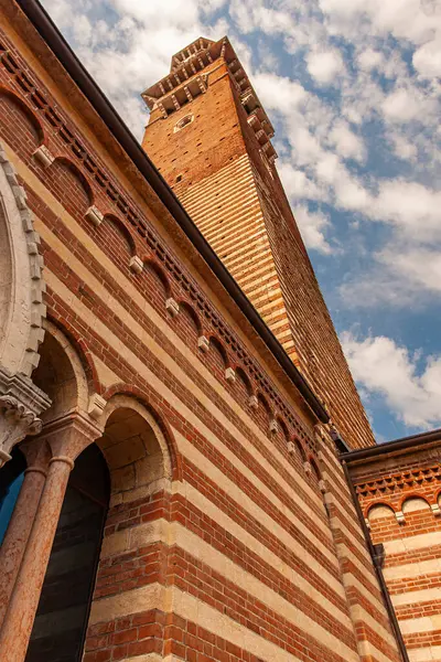 Lamberti kulesi İtalya, Verona 'daki Piazza dei Signori' den görüldü.