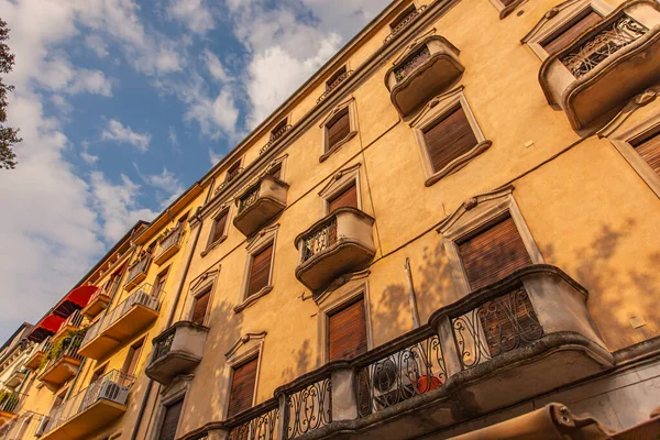Detalle arquitectónico de edificios históricos en Verona 3 — Foto de Stock