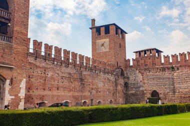 Verona 'daki Castelvecchio, İtalyan şehrinin merkezinde bir ortaçağ kalesi.