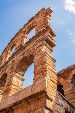 Gün batımında mavi gökyüzünün altında Arena di Verona Detayı