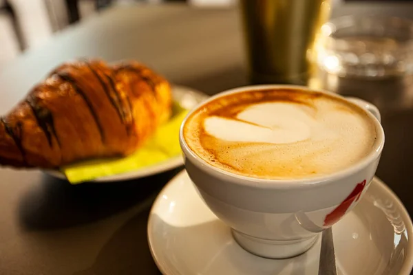 Cappuccino Och Brioches Detalj Symbol För Traditionell Italiensk Frukost — Stockfoto