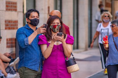 VERONA, İtalya 10 Eylül 2020: İtalya Verona 'da Asyalı turistler tıbbi maske takıyor
