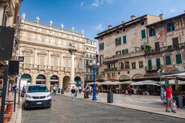 VERONA, İTALYA 10 EYLÜL 2020: Verona 'daki Piazza delle Erbe
