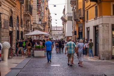 VERONA, İTALYA 10 EYLÜL 2020: Verona 'nın caddesi insanlarla dolu