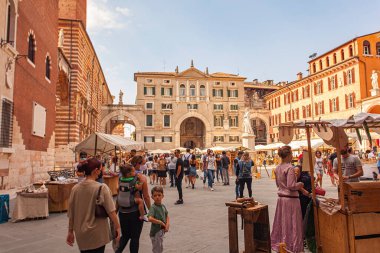 VERONA, İTALYA 10 EYLÜL 2020: İtalya Verona 'daki Piazza dei Signori' nin görüntüsü