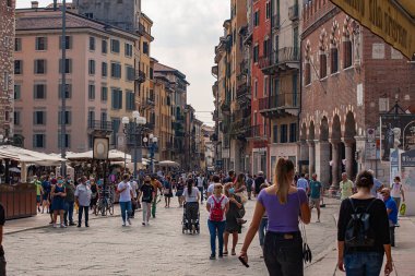 VERONA, İTALYA 10 EYLÜL 2020: Verona 'daki Piazza delle Erbe