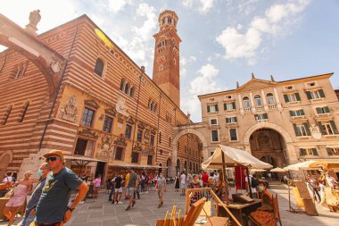 VERONA, İTALYA 10 EYLÜL 2020: İtalya Verona 'daki Piazza dei Signori' nin görüntüsü