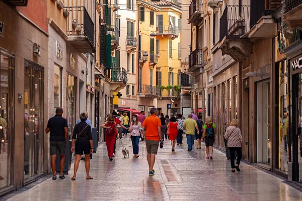 Verona Italia Septiembre 2020 Calle Mazzini Verona Llena Gente — Foto de Stock