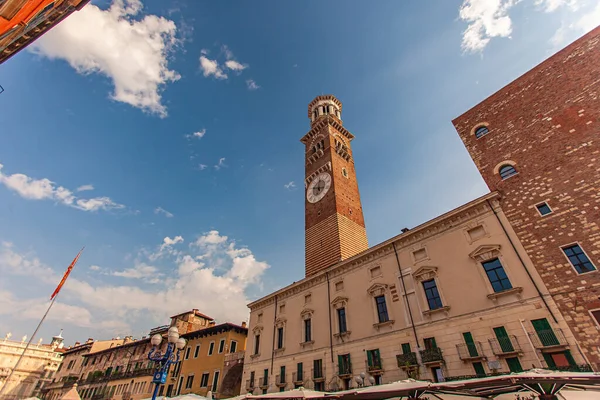 Verona Itálie Září 2020 Věž Piazza Delle Erbe Lamberti Veroně — Stock fotografie