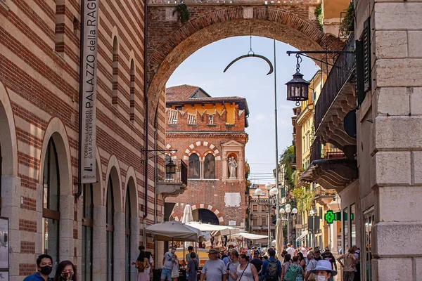 VERONA, İTALYA 10 EYLÜL 2020: Verona 'daki Piazza dei Signori
