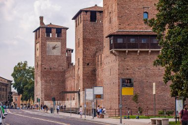 VERONA, İtalya 10 Eylül 2020: Kuzey İtalya 'da bir ortaçağ kalesi olan Verona' daki Castelvecchio detayı
