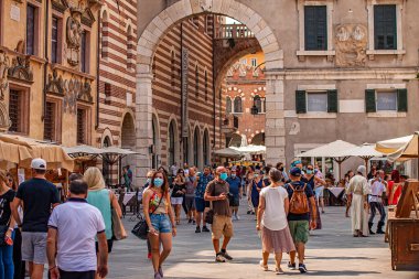 VERONA, İTALYA 10 EYLÜL 2020: Verona 'daki Piazza dei Signori