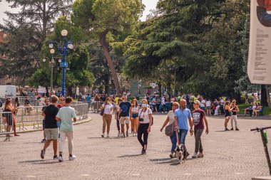 VERONA, İTALYA 10 EYLÜL 2020: gün batımında İtalya, Verona 'da Piazza Sütyen