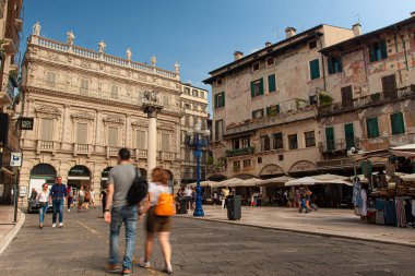 VERONA, İTALYA 10 EYLÜL 2020: İtalya Verona Piazza delle Erbe 'nin geniş açı görüntüsü