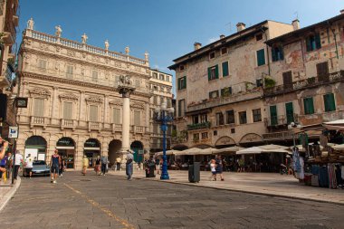 VERONA, İTALYA 10 EYLÜL 2020: İtalya Verona Piazza delle Erbe 'nin geniş açı görüntüsü