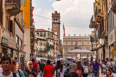 VERONA, İTALYA 10 Eylül 2020: Verona 'da yürüyen insanlarla dolu Piazza delle Erbe
