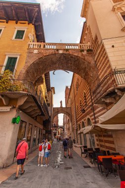 VERONA, İtalya 10 Eylül 2020: Verona, İtalya Piazza delle Erbe manzarası