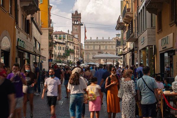 VERONA, İTALYA 10 Eylül 2020: İtalya Verona 'daki Piazza delle Erbe' de yürüyen insanlar