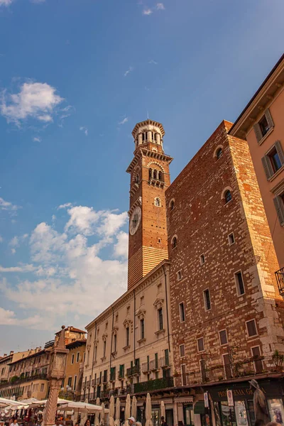 Verona Itálie Září 2020 Věž Piazza Delle Erbe Lamberti Veroně — Stock fotografie