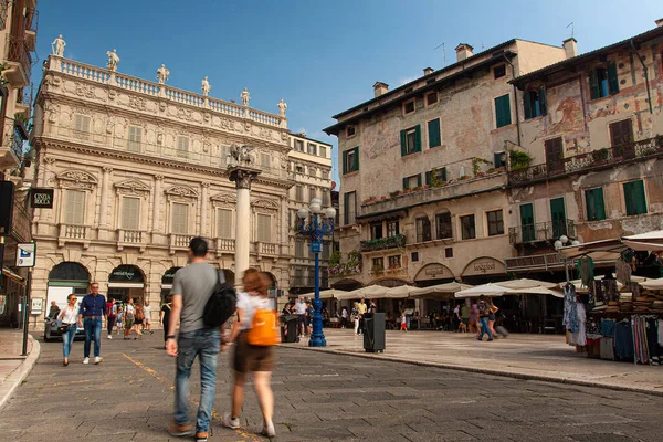 Verona Itálie Září 2020 Širokoúhlý Pohled Piazza Delle Erbe Veroně — Stock fotografie