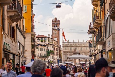 VERONA, İTALYA 10 Eylül 2020: Verona 'da yürüyen insanlarla dolu Piazza delle Erbe