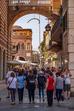 VERONA, İTALYA 10 EYLÜL 2020: Verona 'daki Piazza dei Signori
