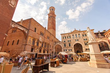 VERONA, İTALYA 10 EYLÜL 2020: İtalya Verona 'daki Piazza dei Signori' nin görüntüsü