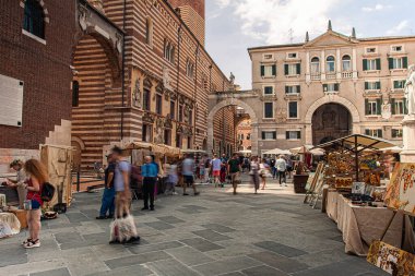 VERONA, İTALYA 10 EYLÜL 2020: İtalya 'da Verona' daki Piazza dei Signor 'un geniş açı görüntüsü