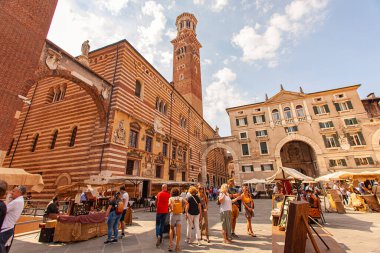 VERONA, İTALYA 10 EYLÜL 2020: İtalya Verona 'daki Piazza dei Signori' nin görüntüsü