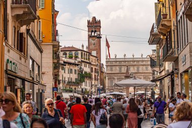 VERONA, İTALYA 10 Eylül 2020: Verona 'da yürüyen insanlarla dolu Piazza delle Erbe