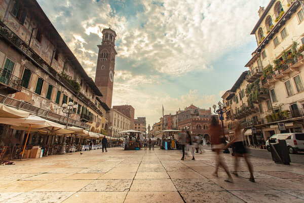 VERONA, ITALY 10 SEPTEMBER 2020: Широкоугольный вид на площадь Пьяцца делле Эрбе в Вероне, Италия