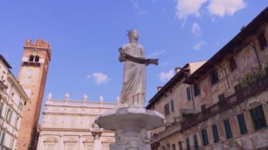 Verona 'daki Madonna heykeli