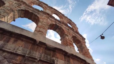 Mavi gökyüzünün altında Arena di Verona Detayları