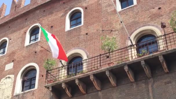 Ευρωπαϊκή σημαία στο ιστορικό κτίριο της Ιταλίας — Αρχείο Βίντεο