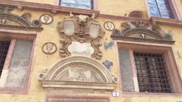 Architecture detail of buildings in Piazza dei Signori in Verona — Stock Video