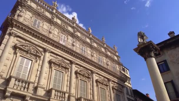 Piazza delle Erbe 'deki Saint Mark aslanı Verona 3' te. — Stok video