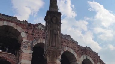Mavi gökyüzünün altında Arena di Verona Ayrıntıları