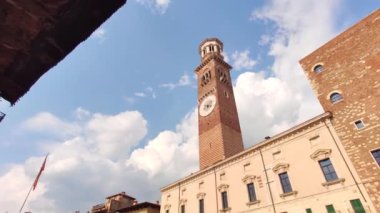 Lamberti kulesi Verona 'da, mavi gökyüzünün altında.