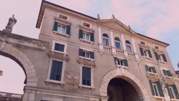 Вид на площадь Пьяцца Синьори в Вероне в Италии 2 — стоковое видео