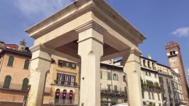 Detail van de architectuur op Piazza delle Erbe in Verona 2 — Stockvideo