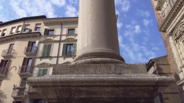 Markuslöwe auf der Piazza delle Erbe in Verona 5 — Stockvideo