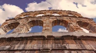 Arena di Verona 'nın zaman aşımı. Mavi gökyüzü altında ayrıntı.