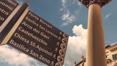 Verona 'da turist göstergeleriyle yol işaretlerinin zaman aşımı